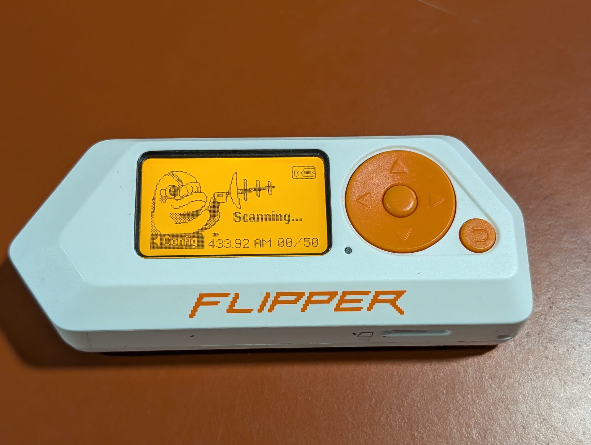 A Flipper Zero running the Sub-GHz Frequency Analyzer, showing 433.92 AM and Scanning